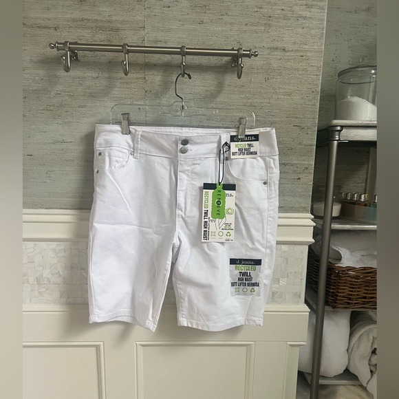 NWT new 14 D. Jeans high waisted twill Bermuda shorts butt lifter white - Picture 1 of 12